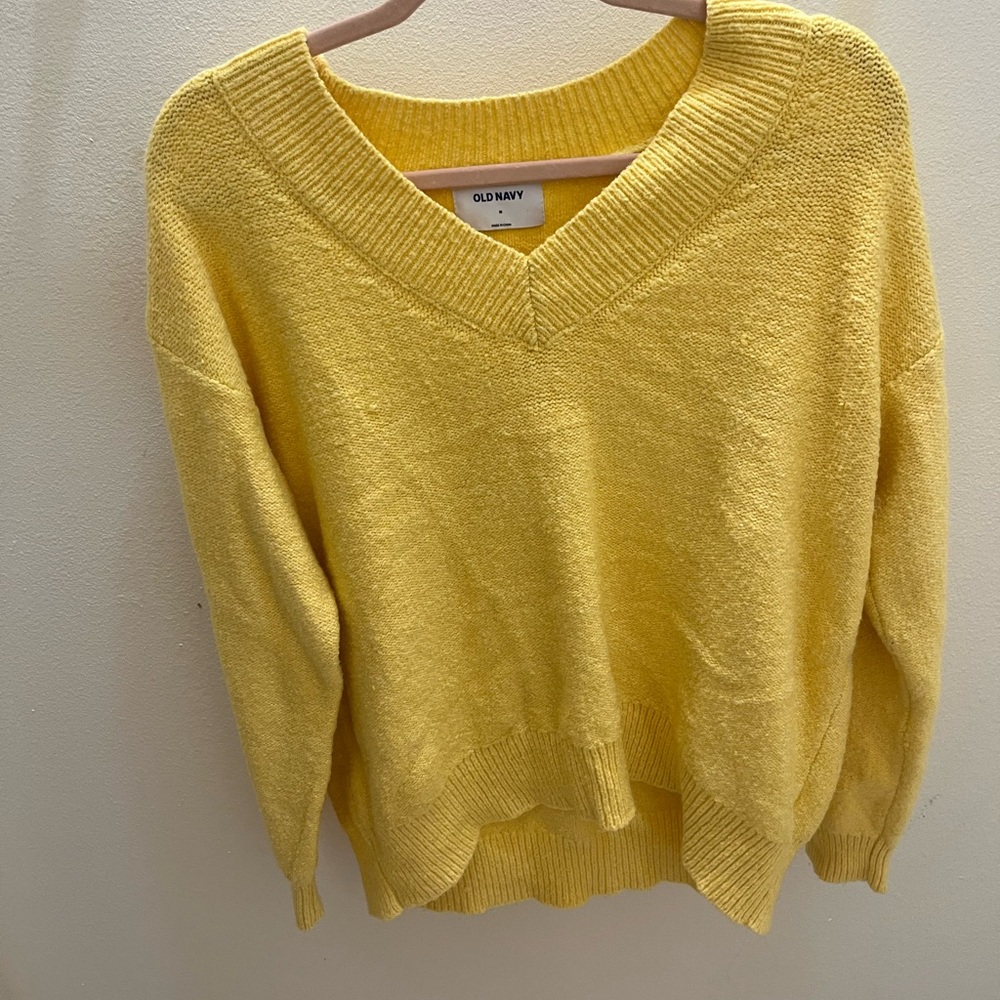 MEDIUM OLD NAVY SWEATER